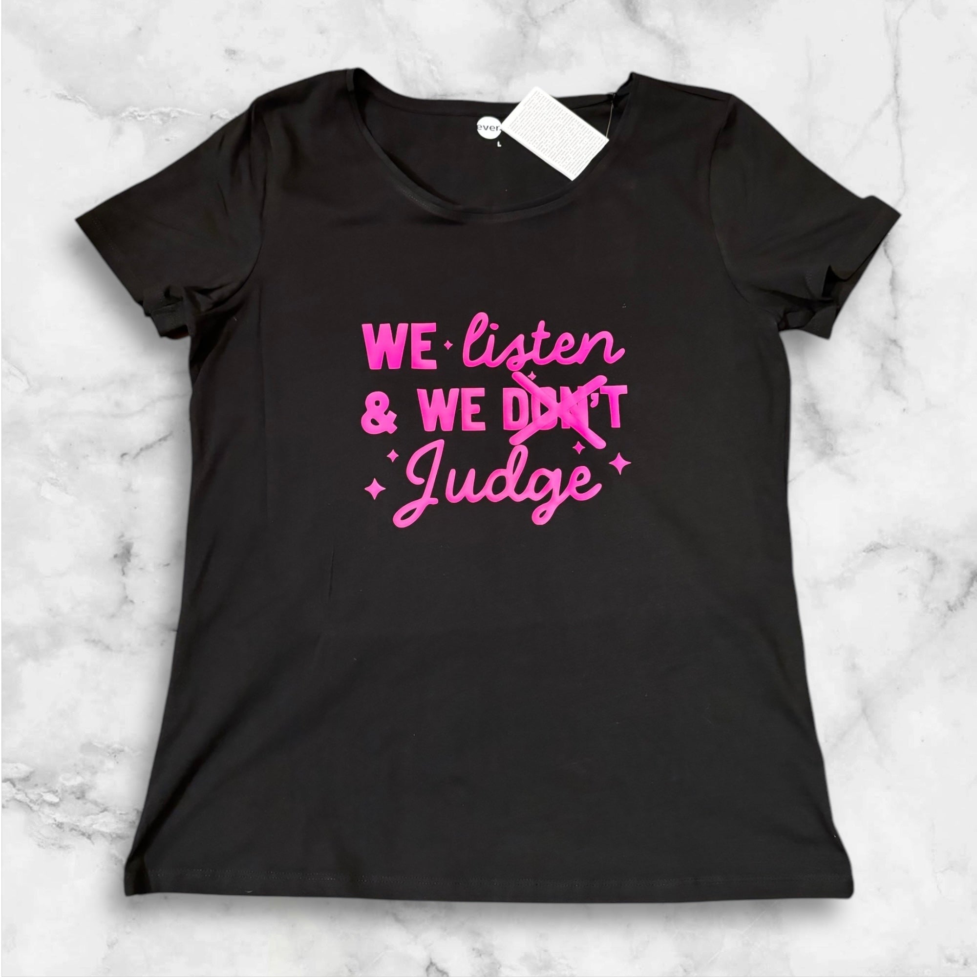 T-shirt 'we listen & judge'