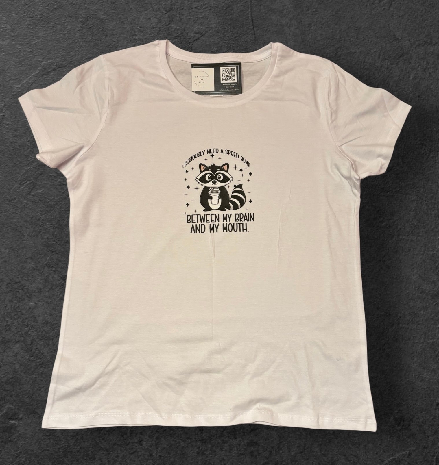 T-shirt met opdruk 'I seriously need a speed bump'