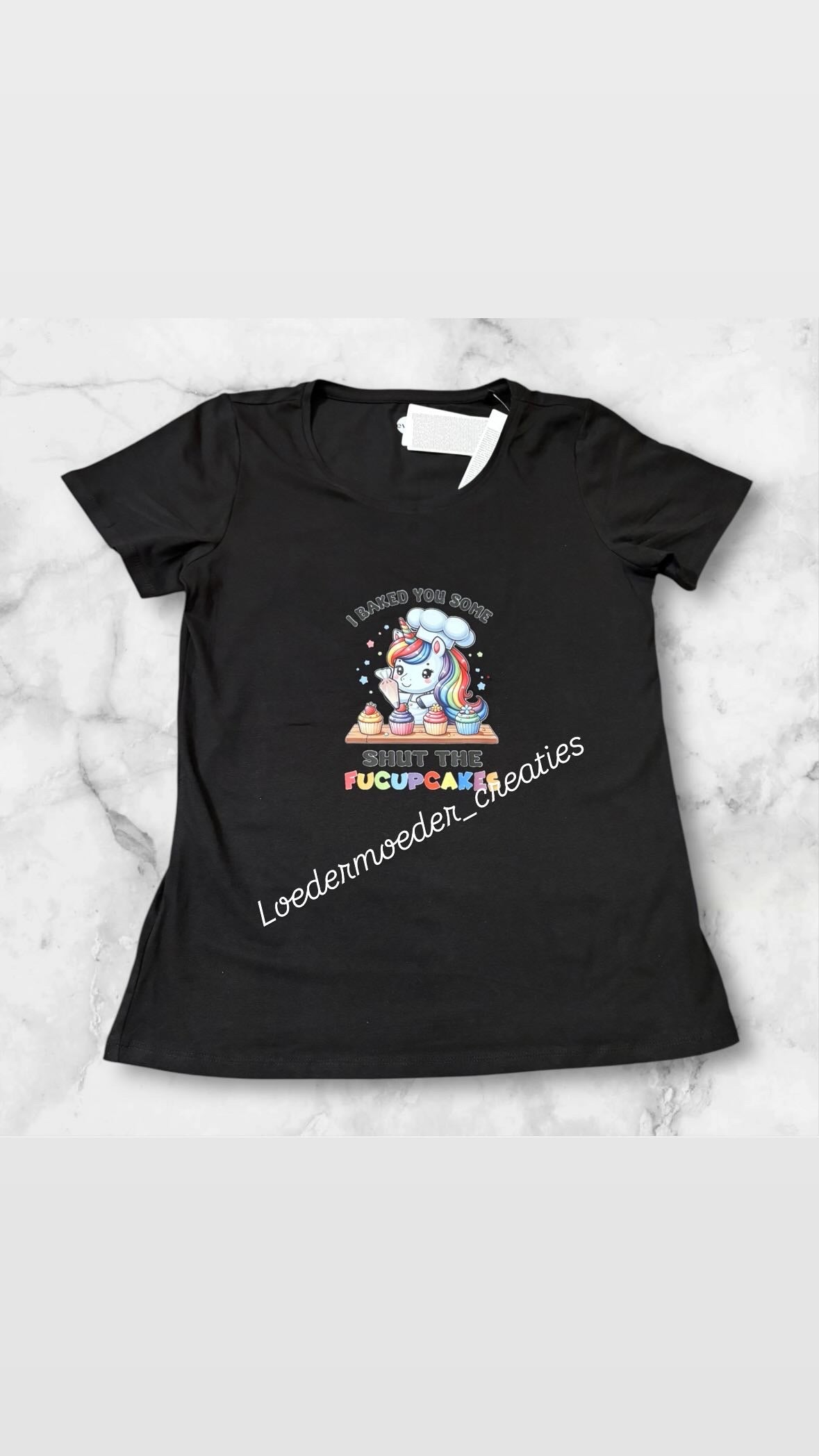T-shirt met unicorn 'shut the * up cakes'