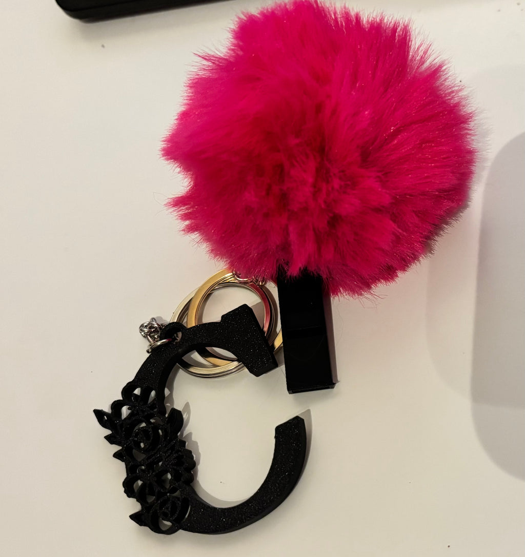 🩷 Gepersonaliseerde Lady Whistle Sleutelhanger | Veiligheidsfluitje met Letter & Pompon | Cadeau voor Vrouw, Meisje of Tiener