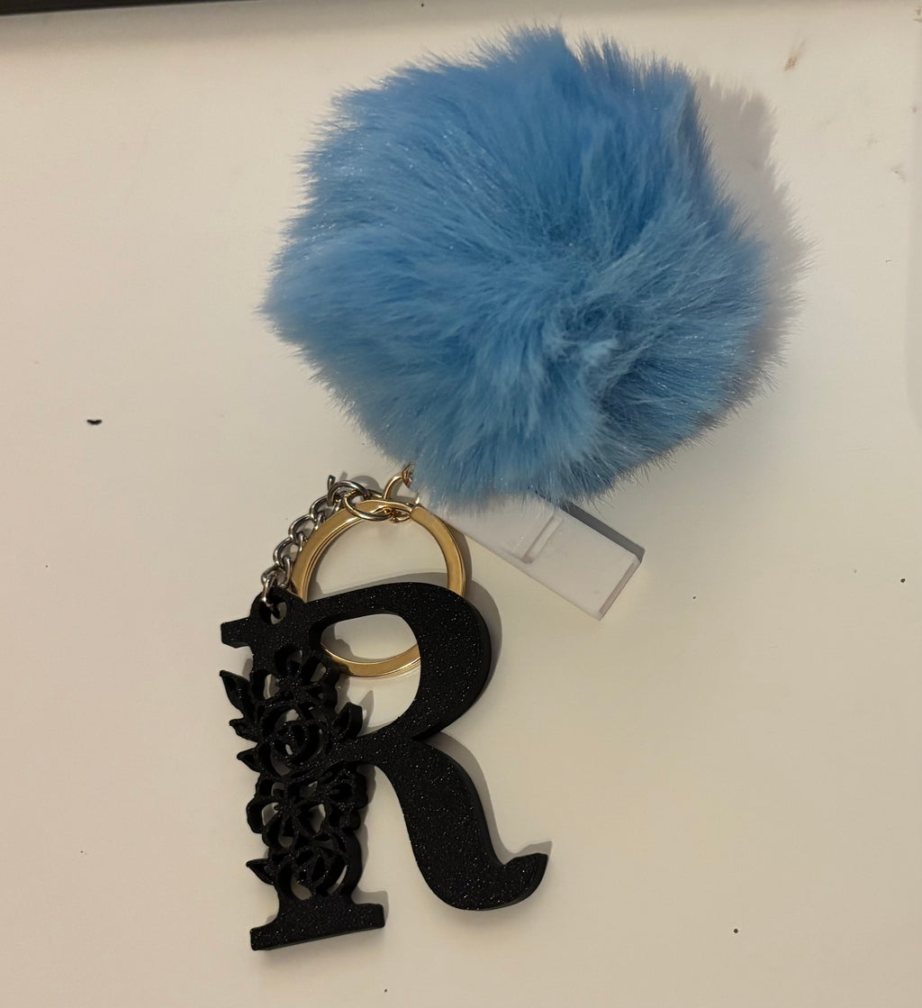 🩷 Gepersonaliseerde Lady Whistle Sleutelhanger | Veiligheidsfluitje met Letter & Pompon | Cadeau voor Vrouw, Meisje of Tiener