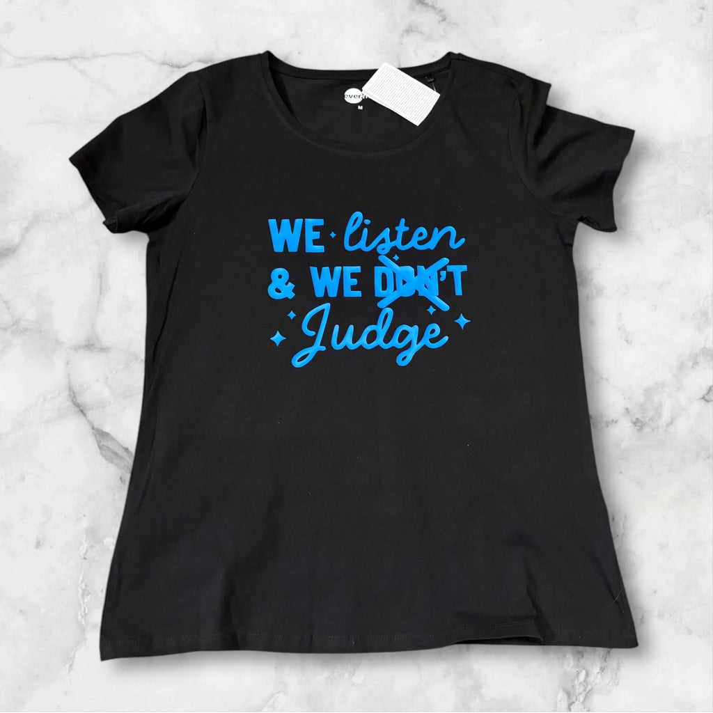T-shirt 'we listen & judge'