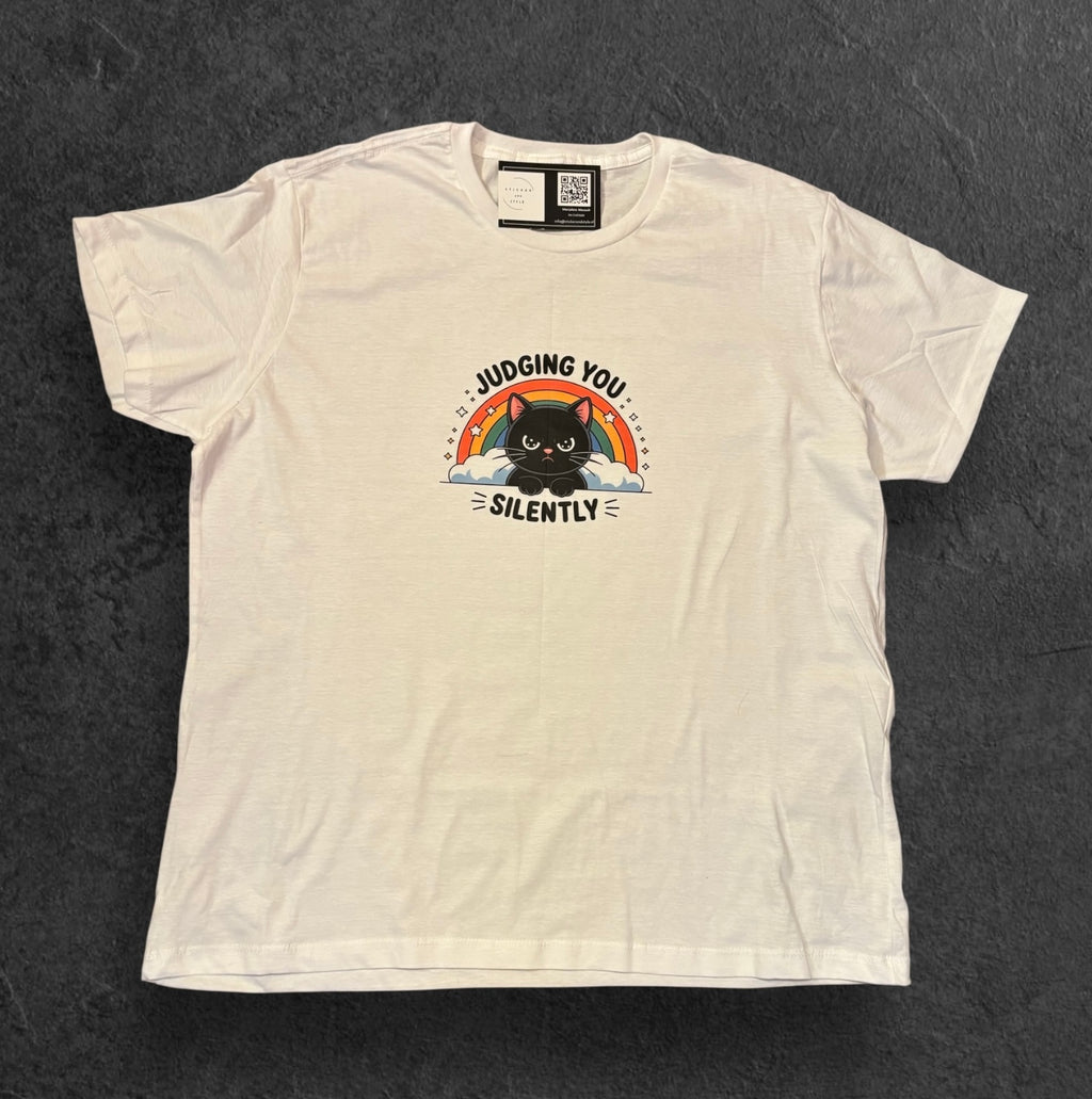 T-shirt met opdruk 'Judging you'